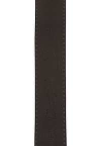 Ciemnobrązowy skórzany pasek z wytłoczonym logo i dekoracyjnym przeszyciem. Pasek jest płaski i wąski, pokazując teksturę i gładkie wykończenie.