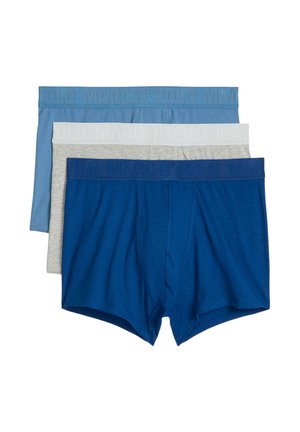 Drei Paar Herren-Boxershorts in Blau, Hellblau und Grau, gestapelt mit Markenbund, auf dem "MARCO POLO" steht.