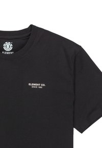 T-shirt in cotone nero con maniche corte. Presenta un piccolo logo "ELEMENT CO. SINCE 1992" di colore chiaro sul lato sinistro del petto.