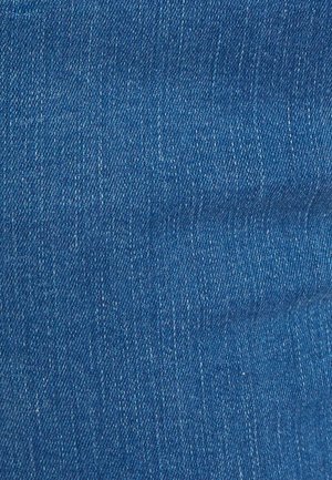 Tejido de mezclilla en azul oscuro, con una textura suave y un patrón de sarga distintivo. Presenta ligeras variaciones y un color consistente en toda su extensión.
