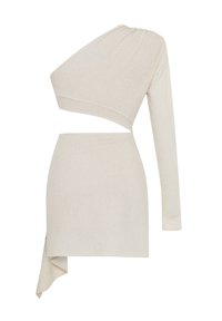 Ensemble asymétrique en deux pièces en tissu beige doux avec une légère brillance. Comprend un top à une épaule et une jupe ajustée avec un ourlet en angle.