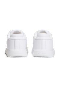 Λευκά αθλητικά παπούτσια με λείο συνθετικό υλικό, επενδεδυμένο κολάρο, στρογγυλεμένο σχήμα και υφή από καουτσούκ στη σόλα. Φέρουν την επωνυμία "Tommy Hilfiger" στη φτέρνα.