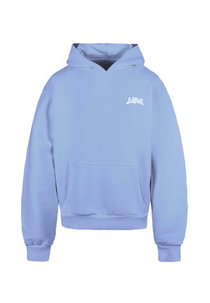 Hellblaues Hoodie aus einem weichen Baumwollmix, mit einer Fronttasche, gerippten Bündchen und einem kleinen weißen Logo auf der Brust.