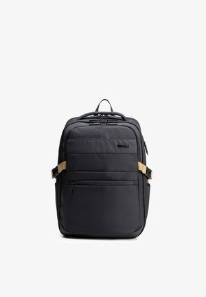Zaino rettangolare nero con molteplici scomparti con cerniera, cinghie laterali beige, manico superiore e tasca frontale con cerniera.