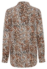 Blusa in stampa leopardata realizzata in tessuto morbido, con colletto classico, maniche lunghe e una vestibilità rilassata con polsini abbottonati.