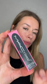 Confezione di rossetto opaco in rosa con dettagli neri, con il nome del marchio "MAC" in testo bianco stilizzato e dettagli del prodotto nella parte inferiore.