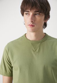 Calvin Klein Jeans BADGE REGULAR TEE - Basic póló - dark juniper