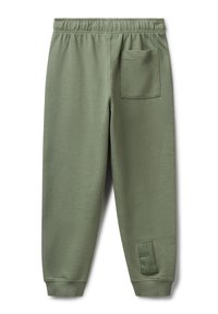 Oliwkowe dresy z elastycznym pasem, tylną kieszenią naszywaną, ściągaczami przy kostkach oraz napisem "Great Green" w pobliżu lewej kostki.