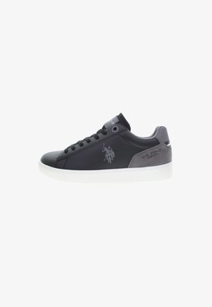Černé kožené tenisky s hladkým povrchem, šedé semišové detaily, bílá gumová podrážka a logo U.S. Polo Assn. na boku a jazyku.