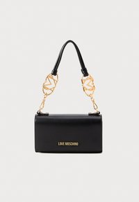 Schwarze Handtasche aus synthetischem Leder mit einer goldenen Kette und einem schwarzen Ledergriff, der ein auffälliges goldfarbenes "LOVE MOSCHINO"-Logo auf der Vorderseite zeigt.