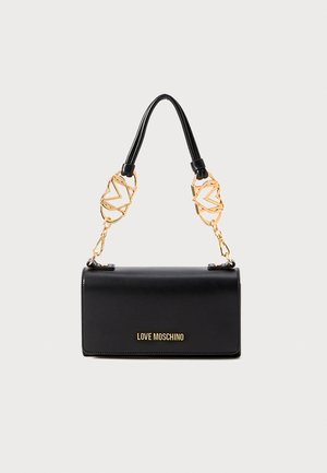 Svart kunstlær håndveske med en gullkjede og svart lærrem, med en fremtredende gull "LOVE MOSCHINO"-logo foran.