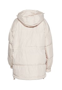 Ľahká, nadmerná puffer bunda v svetloružovej farbe. Obsahuje kapucňu, elastické manžety a horizontálne prešité detaily. Mäkká, hladká textúra.