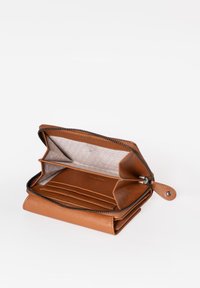 Bruine leren portemonnee met ritssluiting, voorzien van meerdere kaartsleuven en een textuur interieur in beige. Compact en rechthoekig ontwerp.