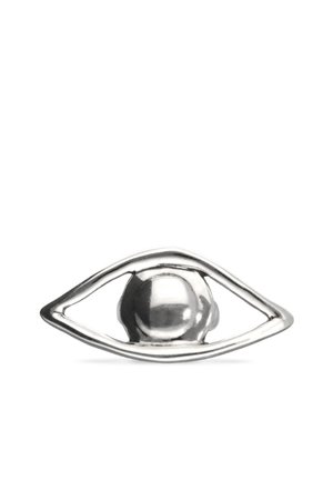 Anillo de plata con forma de ojo y una cuenta esférica pulida en el centro, diseño metálico liso y minimalista.
