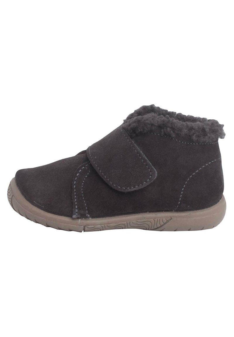 Bota de ante gris oscuro con una correa de velcro, borde de piel sintética en la parte superior y una suela de goma texturizada para mayor tracción.