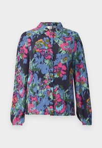 Blouse florale bleue, ornée de motifs vibrants en rose, vert et jaune. Manches longues et devant boutonné avec un col. Texture en tissu douce.