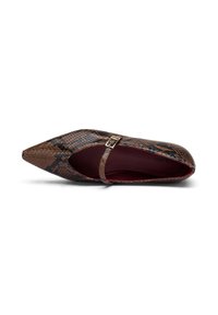 Botte plate à bout pointu en imprimé serpent brun. Présente une fine bride avec une boucle carrée. L'intérieur est bordeaux avec une finition lisse.