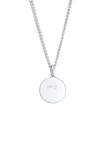 Sølvvedhængs halskæde med en rund, glat medaljon og en snoet kæde. Stemplet med "925", hvilket angiver sterlingsølv.