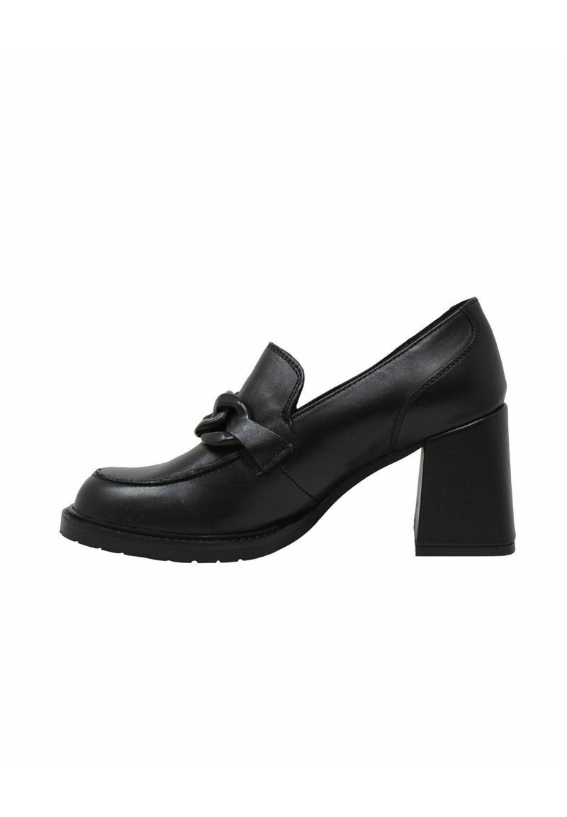 Scarpa nera di pelle con tacco, punta arrotondata e decorazione a fiocco sulla parte anteriore. Presenta un tacco a blocco robusto e una suola texturizzata per una maggiore aderenza.