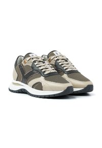 Beige und schwarze Sportschuhe mit Netz- und Lederoberteil, gemusterten Details, Gummisohle und beigen Schnürsenkeln, ausgestattet mit einem gepolsterten Fußbett.