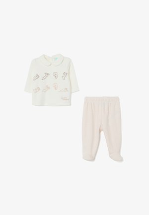 Top a maniche lunghe crema con illustrazioni giocose e colletto, abbinato a pantaloni trapuntati rosa chiaro con design a piedi.