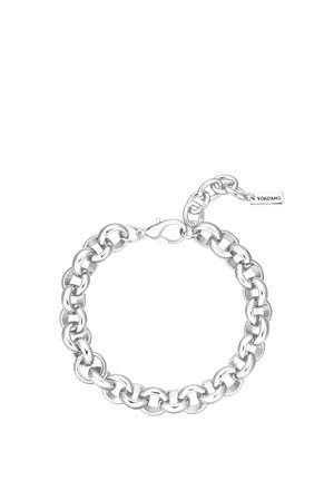 Pulsera de cadena metálica plateada con eslabones redondeados y cierre de langosta, con una pequeña etiqueta rectangular grabada con YOKOAMii.