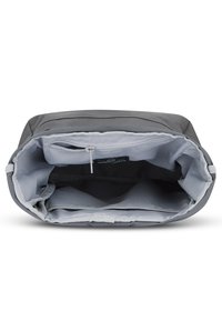 Harmaa kangaslaatikko, jossa on sileä pinta, avoin näkymä vaaleanharmaasta sisätilasta, vetoketjullinen tasku ja joustavat osastot järjestelyä varten.