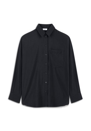 Camisa negra de botonadura frontal hecha de una tela suave, con mangas largas, un bolsillo en el pecho y un cuello clásico con un ajuste relajado.