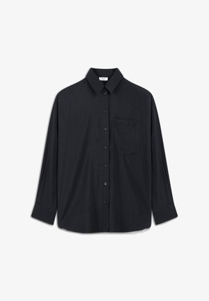 Camisa negra de botonadura frontal hecha de una tela suave, con mangas largas, un bolsillo en el pecho y un cuello clásico con un ajuste relajado.