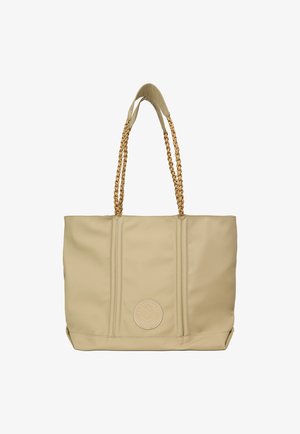 Borsa tote beige realizzata in materiale liscio con manici intrecciati e un accento con logo rotondo. Presenta cuciture verticali e una forma strutturata.