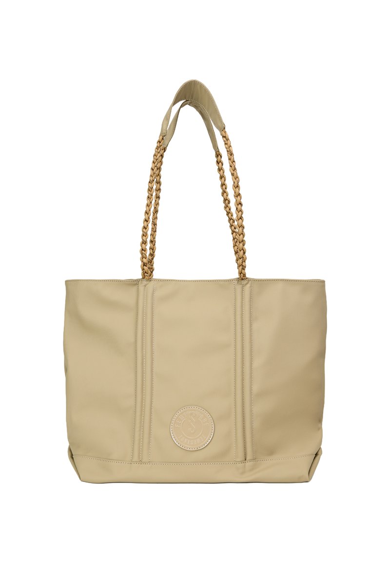 Borsa tote beige realizzata in materiale liscio con manici intrecciati e un accento con logo rotondo. Presenta cuciture verticali e una forma strutturata.