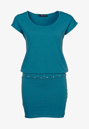 Krótka sukienka z krótkim rękawem w kolorze morskim, wykonana z miękkiego materiału; posiada dopasowaną spódnicę i ozdobne ćwieki wzdłuż talii. Prosty, okrągły dekolt.