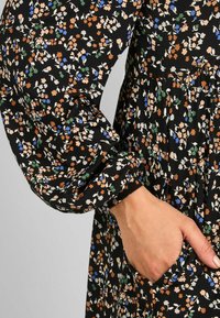 JoJo Maman Bébé MATERNITY PRETTY FLORAL BUTTON THROUGH  - REGULAR FIT - Trikoomekko - black