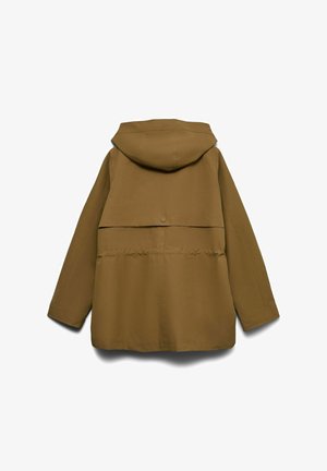 Chaqueta marrón con capucha y mangas largas, solapa de ventilación trasera asegurada con un botón a presión y detalles de costuras en la espalda.