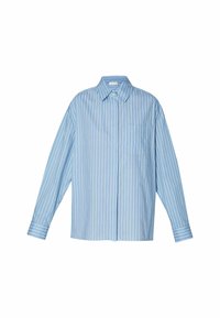 Camisa de botones de color azul claro con rayas blancas verticales, cuello puntiagudo, mangas largas y bolsillo en el pecho. Textura de tela suave.