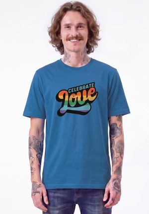 watapparel, CELEBRATE LOVE UNISEX - T-shirt imprimé - mindful blue