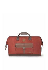 Sac de voyage en tissu rouge avec des accents en cuir brun, présentant une poche à rabat à l'avant, des poignées doubles et une fermeture zippée.