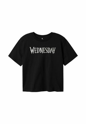 Sort kortærmet t-shirt med ordet "WEDNESDAY" trykt i hvid gotisk skrift over brystet.