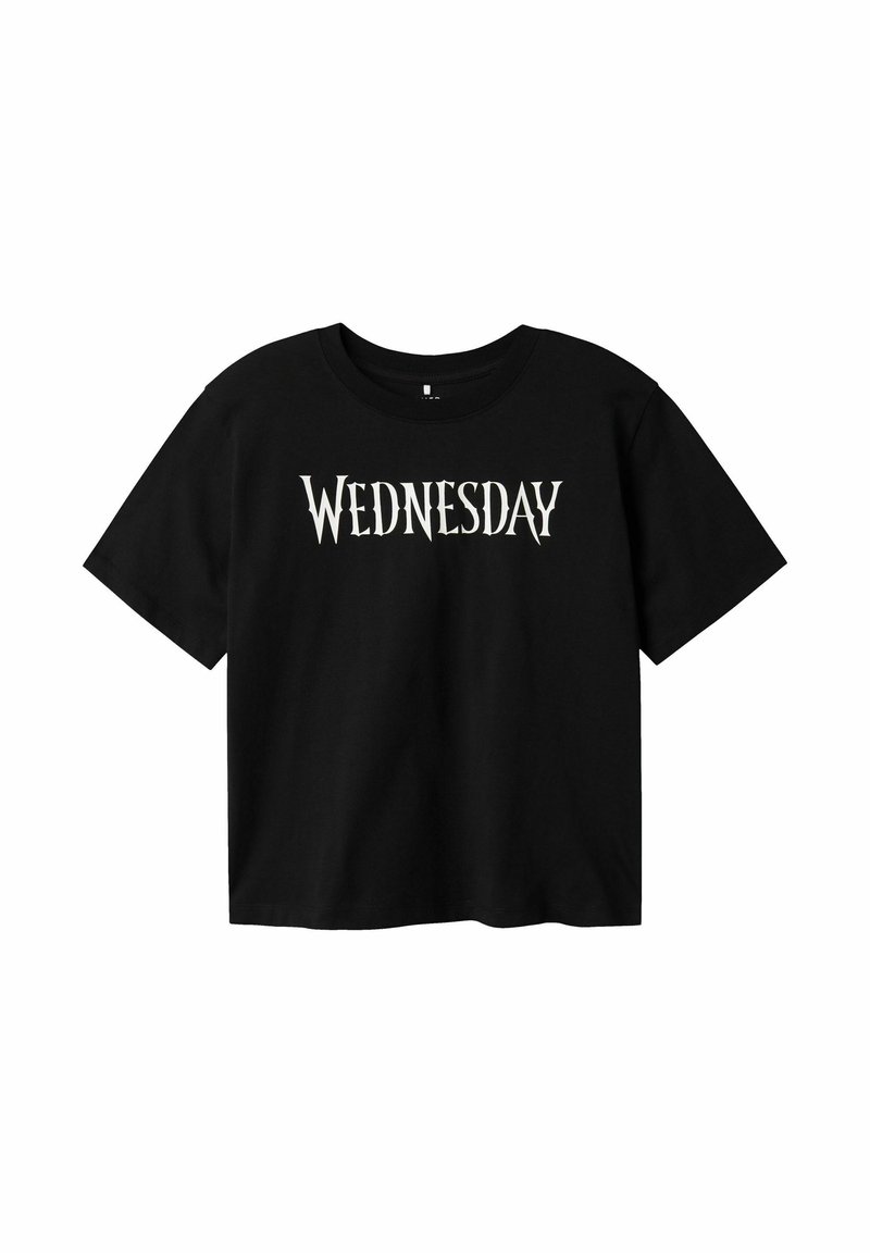 T-shirt noir à manches courtes avec le mot "WEDNESDAY" imprimé en blanc en police de style gothique sur la poitrine.