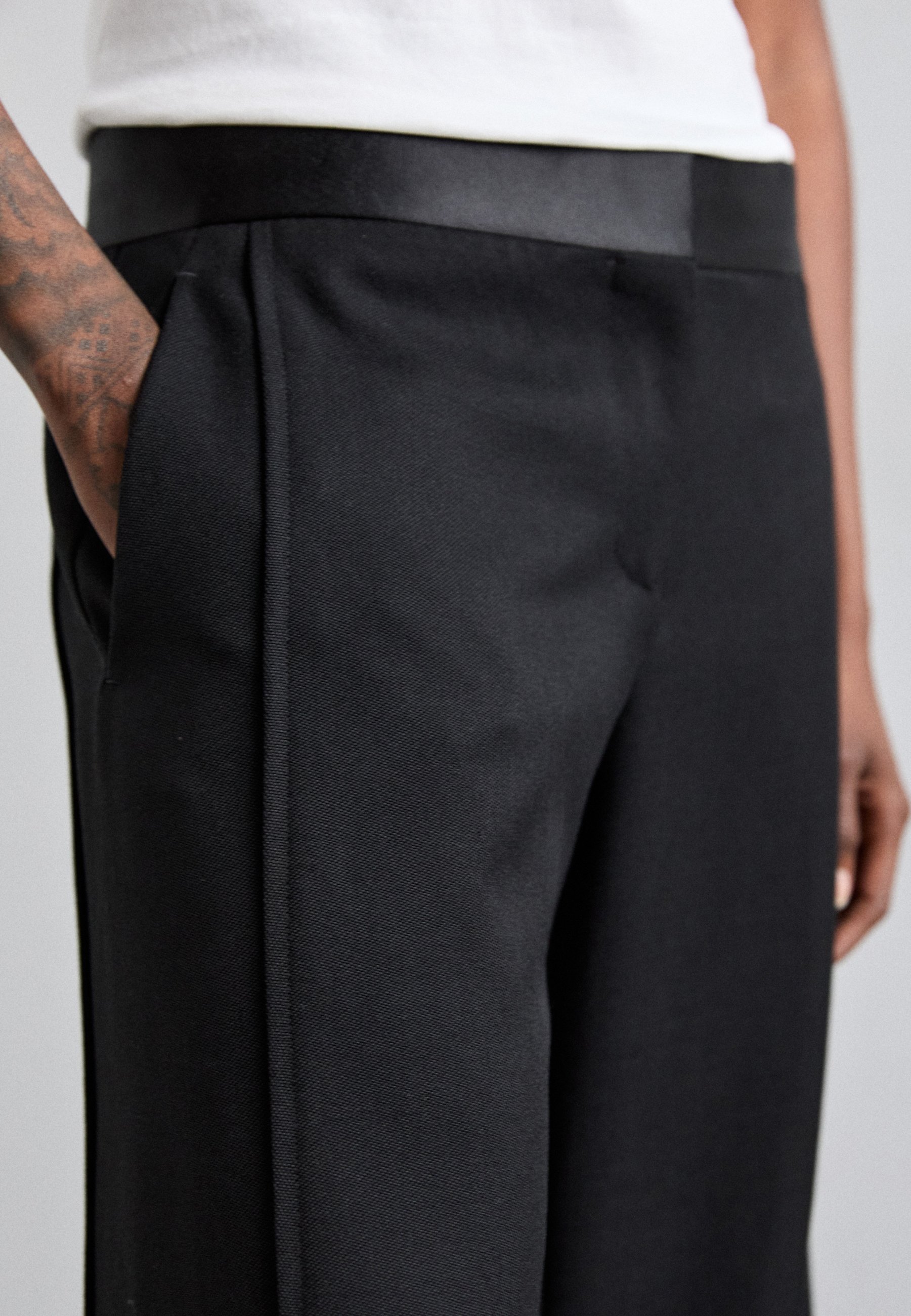パンツ Victoria Beckham Side Panel Trouser Contrast Waistband Trousers in Black – Victoria Beckham Inc