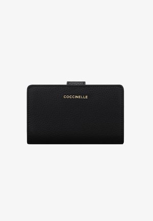 Portefeuille en cuir noir avec une finition texturée, arborant un logo "Coccinelle" doré. Forme rectangulaire compacte avec une fermeture à pression.