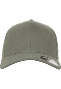 Olivenfarvet baseballkasket lavet af robust stof med en buet skygge og seks-panel design. Har ventilationshuller og et mærke på siden.