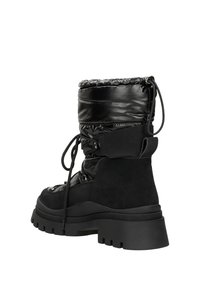 Bottines noires avec un dessus puffy et brillant, un bas en daim texturé, une semelle épaisse et robuste, et des lacets.
