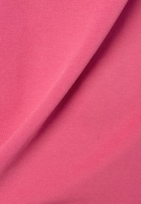 Rosa Baumwollstoff mit einer glatten Textur, der einen leichten Glanz und ein gleichmäßiges Webmuster aufweist und die weiche, flexible Drapierung betont.