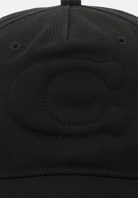 Μαύρο καπέλο μπέιζμπολ με μεγάλο, ραμμένο κεφαλαίο γράμμα "C" κεντραρισμένο στην μπροστινή πάνελ.