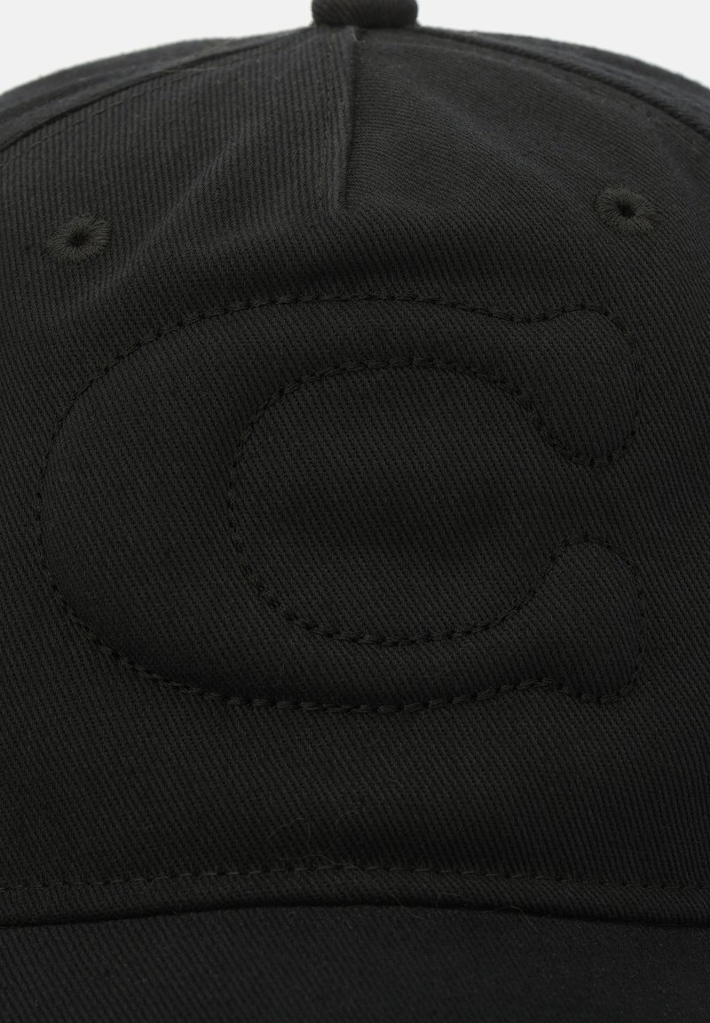 Schwarze Baseballmütze mit einem großen, gestickten Großbuchstaben "C", der in der Mitte des Vorderpanels platziert ist.