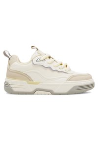 Sneakers w kolorze kremowym, wykonane z mixu gładkich i teksturowanych materiałów. Charakteryzują się subtelnym wzorem fal, beżowymi akcentami oraz solidnymi gumowymi podeszwami.