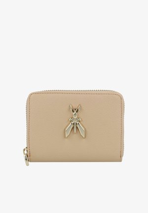 Cartera de cuero beige con cierre de cremallera y un adorno de insecto dorado en el frente. Presenta una superficie texturizada y esquinas redondeadas.