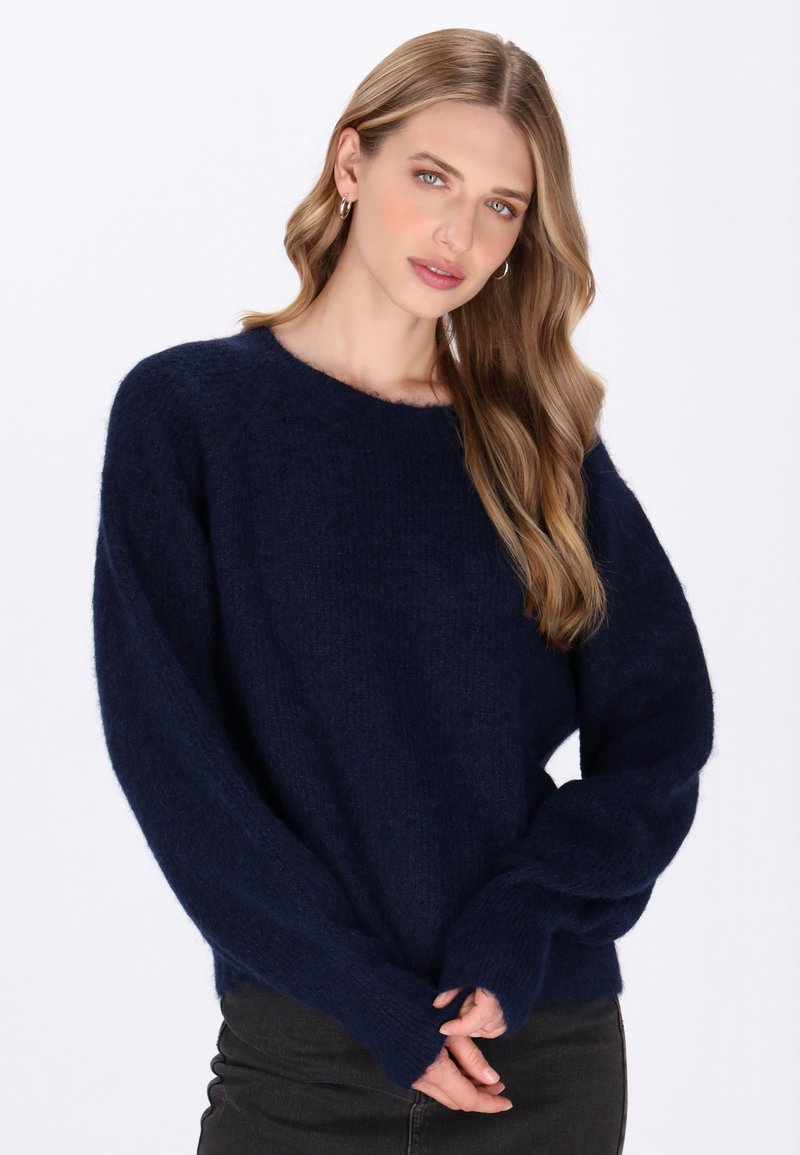 Marineblauer Strickpullover mit lässigem Schnitt, weiten Ärmeln und texturiertem Finish. Mit einem runden Ausschnitt und gerippten Bündchen.