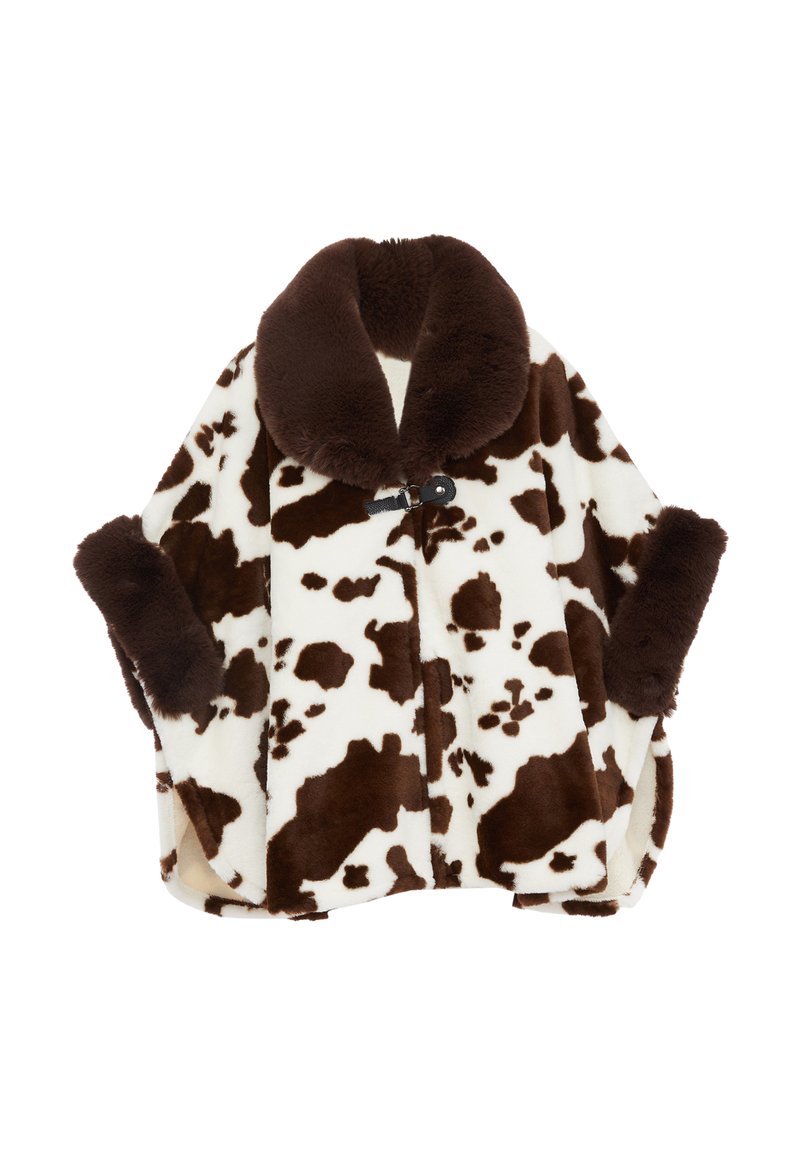 Ruskean ja valkoisen lehmänvarsille painettu fleece-ulkovaate, jossa on suuri ruskea turkiskaulus ja hihansuut, napitus ja pehmeä rakenne.